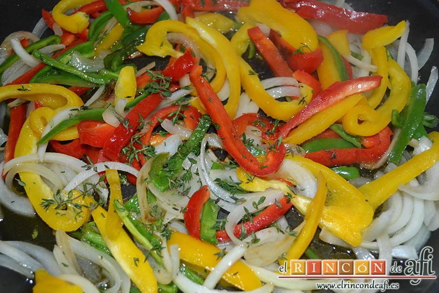 Frittata de morcillo y pimientos, añadir las hojas de tomillo fresco