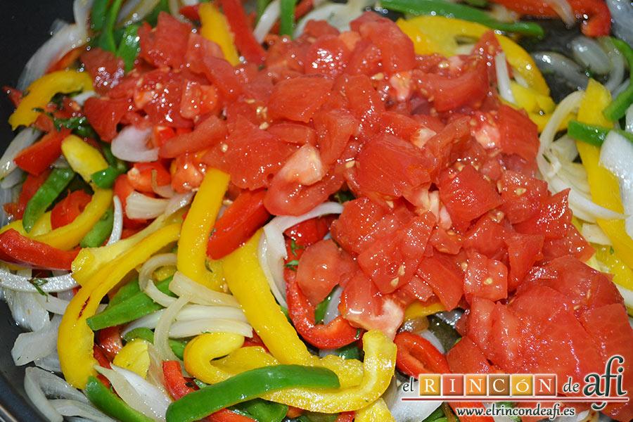 Frittata de morcillo y pimientos, añadir el tomate troceado