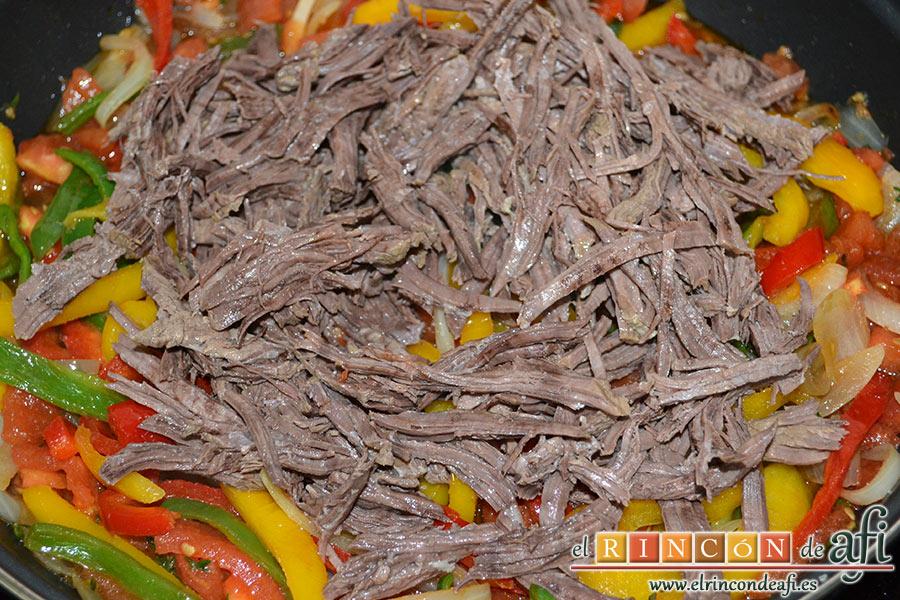 Frittata de morcillo y pimientos, añadimos el morcillo deshilachado