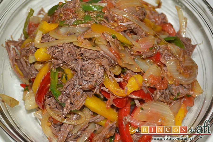 Frittata de morcillo y pimientos, sacar la frittata y ponerla en un bol