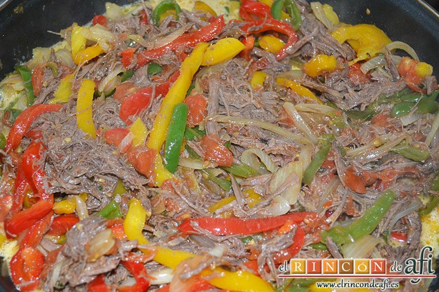 Frittata de morcillo y pimientos, cuando hayan cuajado ligeramente, volcamos la frittata