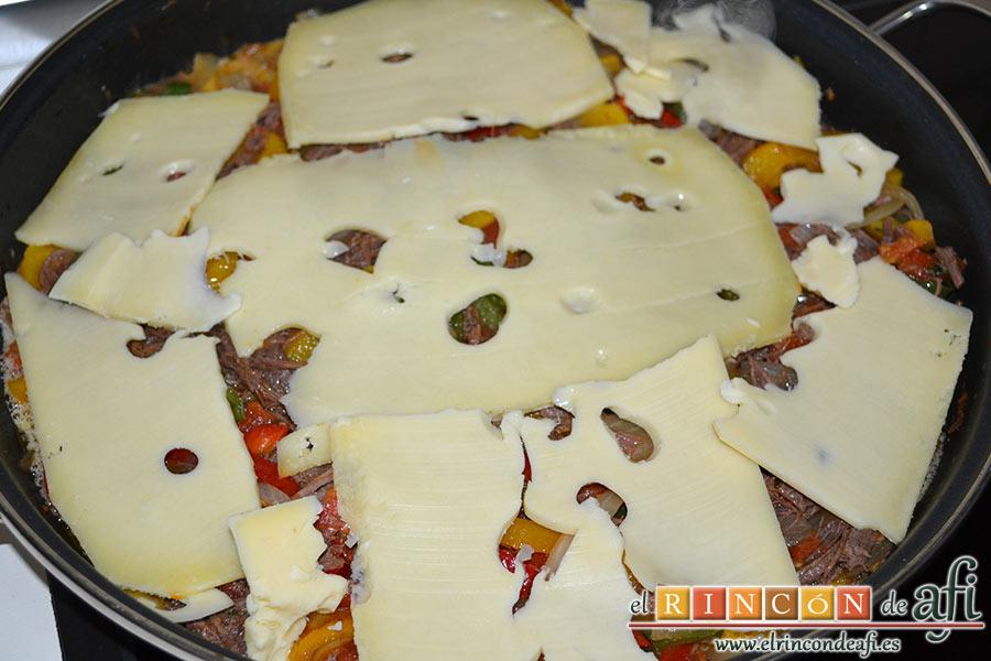 Frittata de morcillo y pimientos, cubrimos con lonchas de queso emmental