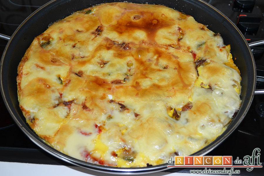 Frittata de morcillo y pimientos, batimos los otros 4 huevos y los volcamos sobre el queso, horneamos con el gratinador