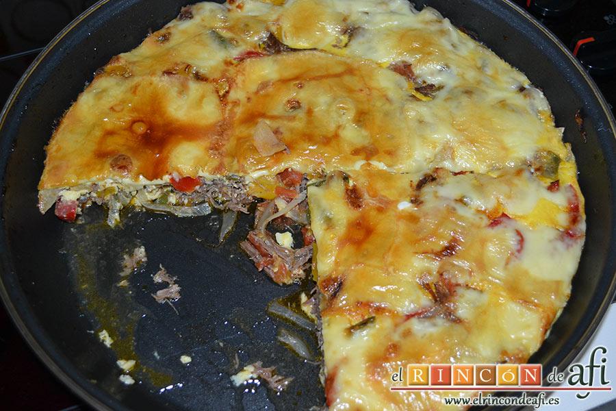 Frittata de morcillo y pimientos, servir en porciones