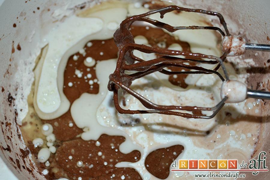 Tarta de San Valentín, batimos, añadimos la leche, el aceite y seguimos batiendo