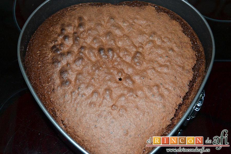 Tarta de San Valentín, horneamos y dejamos que se enfríe el bizcocho