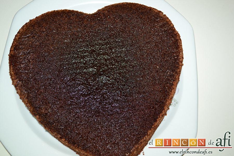 Tarta de San Valentín, le quitamos la parte curvada superior con un cuchillo, y lo partimos en dos con un cuchillo o lira de repostería
