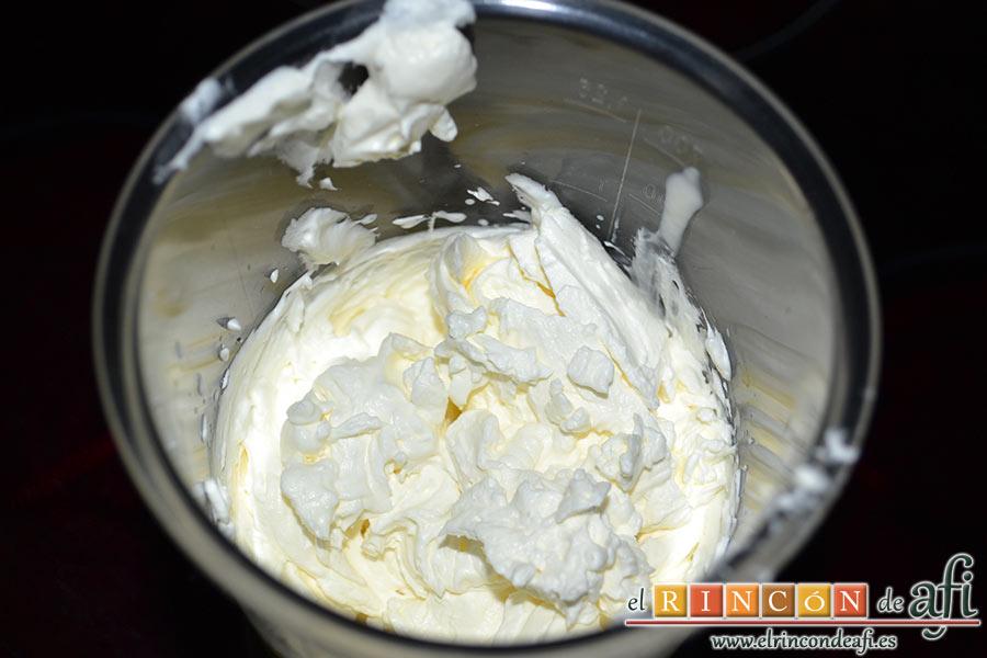 Tarta de San Valentín, montamos la nata (crema de leche) con dos cucharadas de azúcar