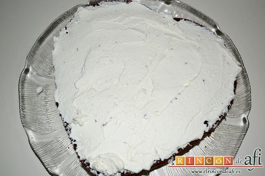 Tarta de San Valentín, untamos con la nata montada (crema de leche) el centro del bizcocho
