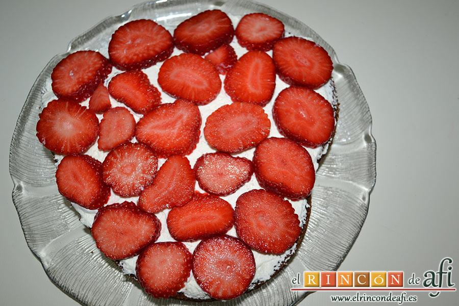 Tarta de San Valentín, cubrimos la nata (crema de leche) con fresas laminadas