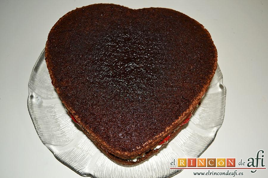 Tarta de San Valentín, cubrimos con la otra mitad del bizcocho