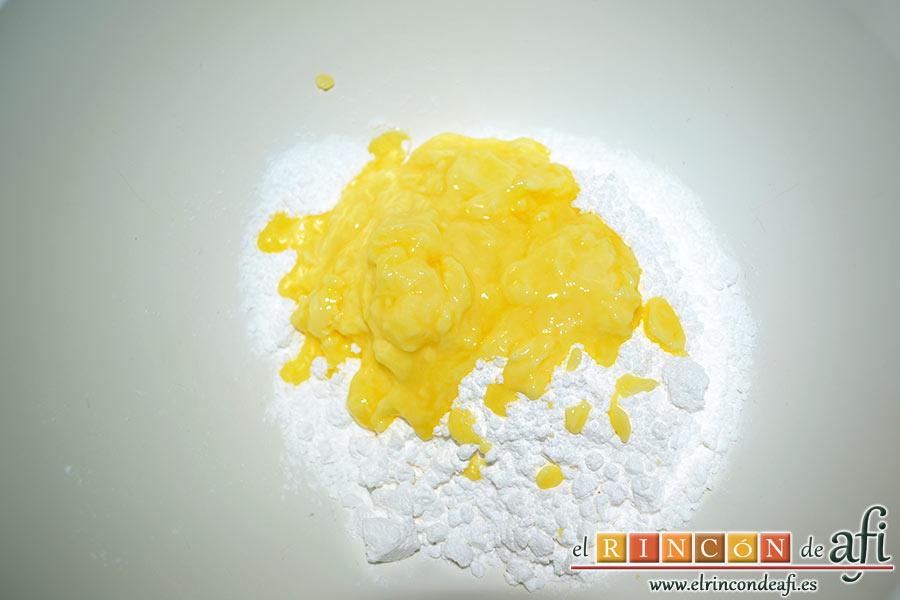 Tarta de San Valentín, mezclamos el azúcar glass con la mantequilla en pomada