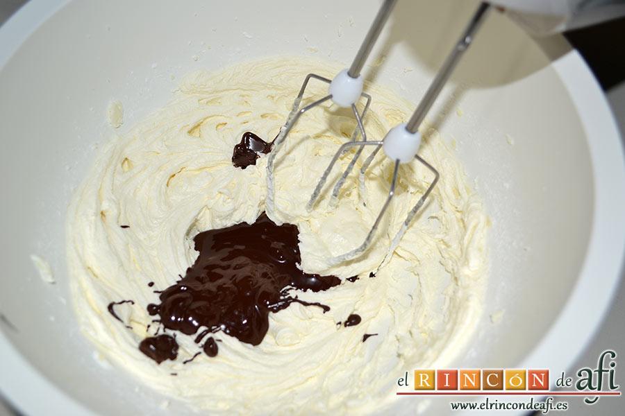 Tarta de San Valentín, añadimos el chocolate derretido y las dos cucharadas de leche