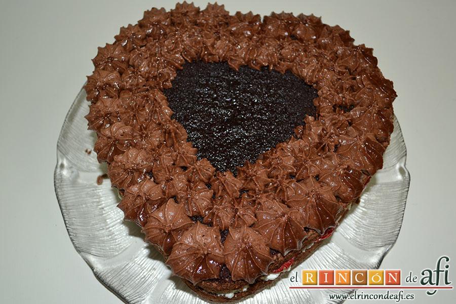 Tarta de San Valentín, decoramos con ayuda de manga pastelera