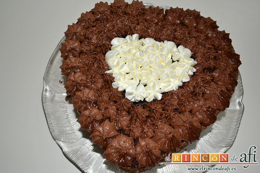 Tarta de San Valentín, el centro lo hacemos de nata montada (crema de leche)