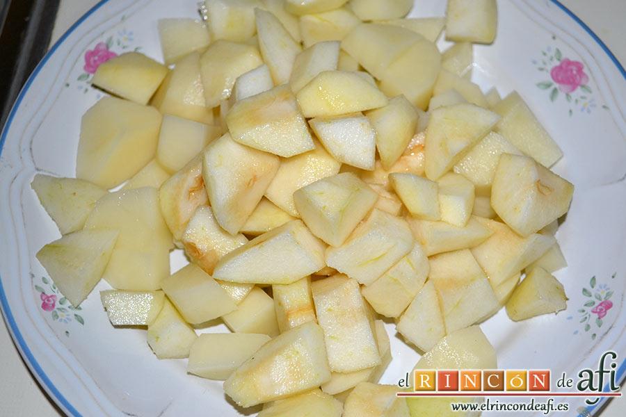 Crema de peras a la mostaza antigua, pelar y trocear las papas y las peras