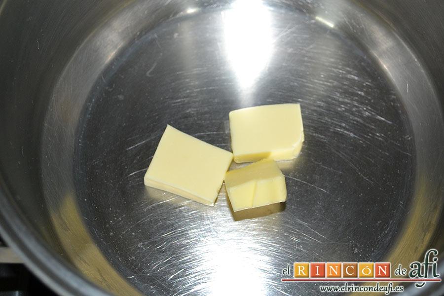 Crema de peras a la mostaza antigua, poner la mantequilla a derretir en la cacerola