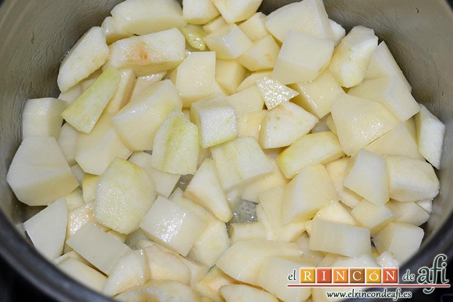 Crema de peras a la mostaza antigua, una vez derretida añadimos las peras y las papas