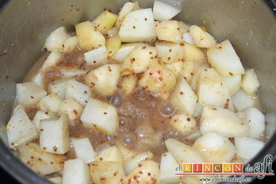 Crema de peras a la mostaza antigua, removemos todo y dejamos que cueza a fuego moderado 5 minutos