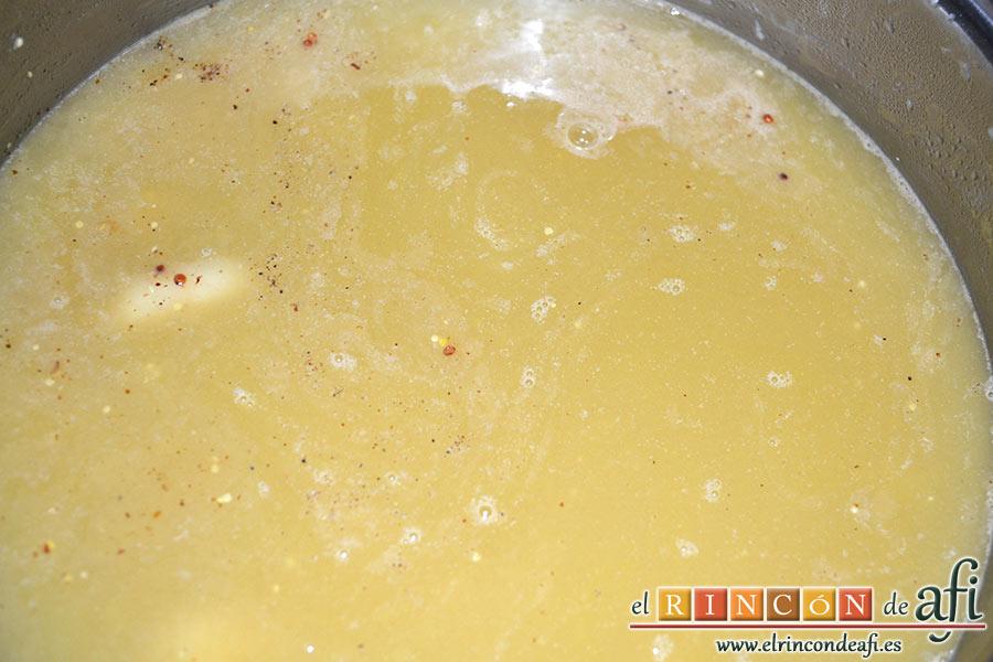 Crema de peras a la mostaza antigua, añadimos el caldo de verduras