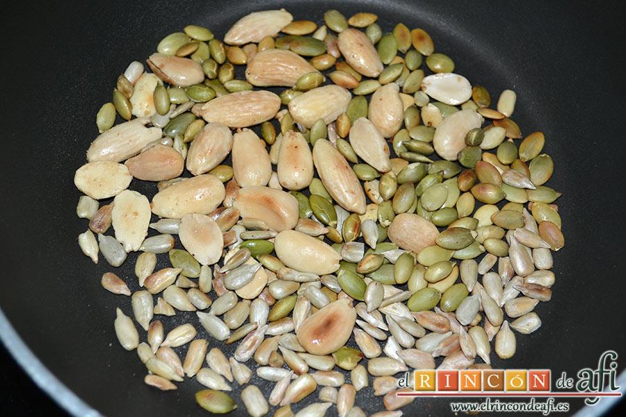 Crema de peras a la mostaza antigua, tostamos los frutos secos en una sartén sin aceite