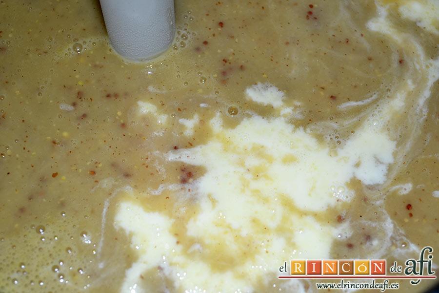 Crema de peras a la mostaza antigua, añadimos la nata (crema de leche) y trituramos