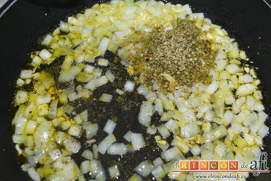 Pasta al vodka, cuando tome color añadimos el orégano, la pimienta y el vodka, dejamos que evapore el alcohol