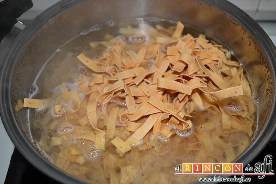 Pasta al vodka, ponemos a hervir la pasta