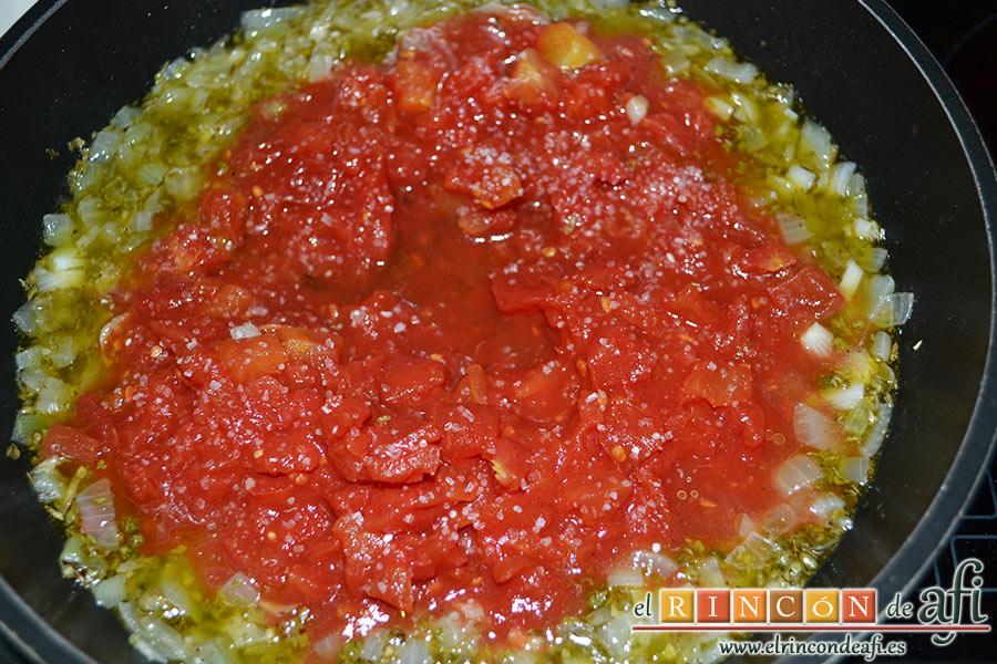 Pasta al vodka, añadimos el tomate a la salsa y un poco de sal