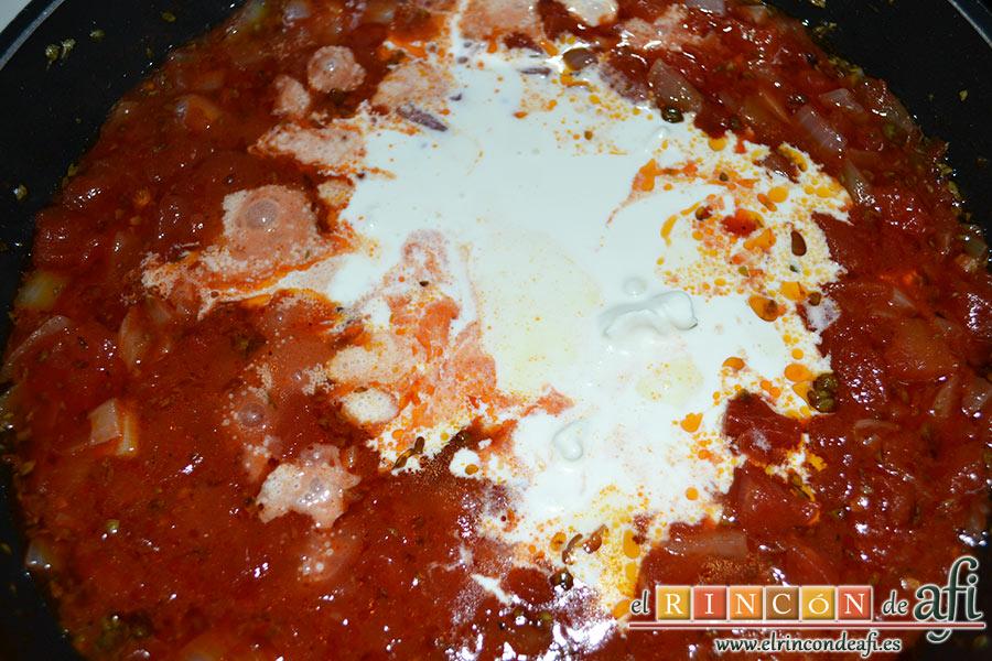 Pasta al vodka, echamos la nata (crema de leche)