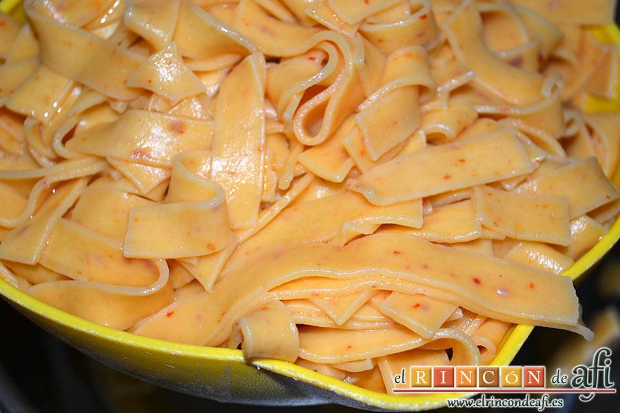 Pasta al vodka, escurrimos la pasta