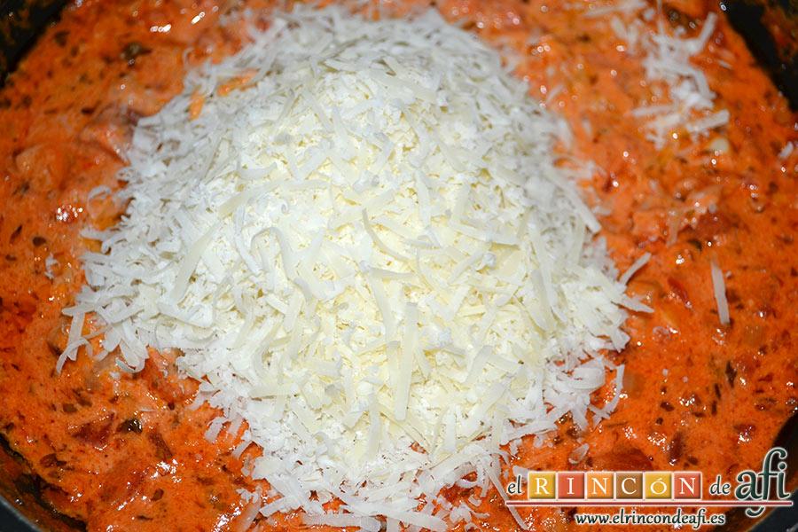 Pasta al vodka, añadimos un buen puñado de queso rallado a la pasta