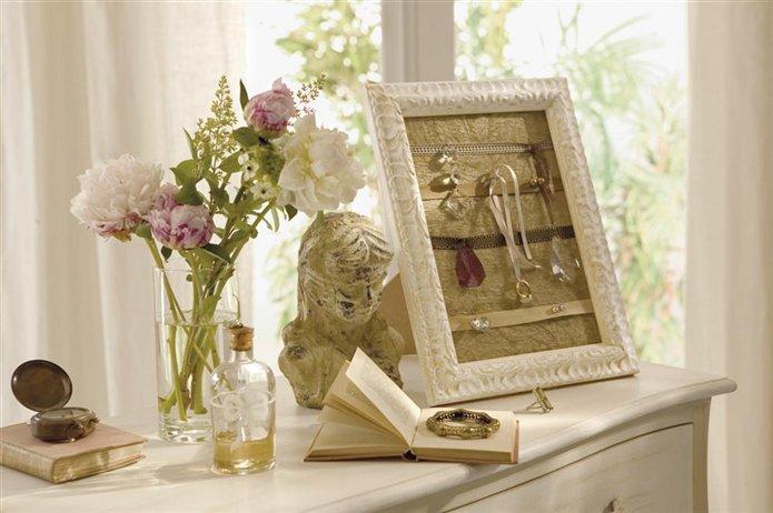 HDMP102_Bar-Gallery-mirror-white-bar_s4x3.jpg.rend.hgtvcom.1280.960