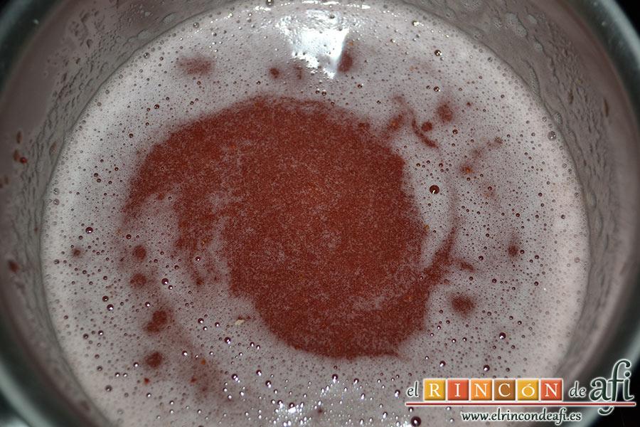 Tarta de fresones, sin dejarla hervir añadimos la gelatina