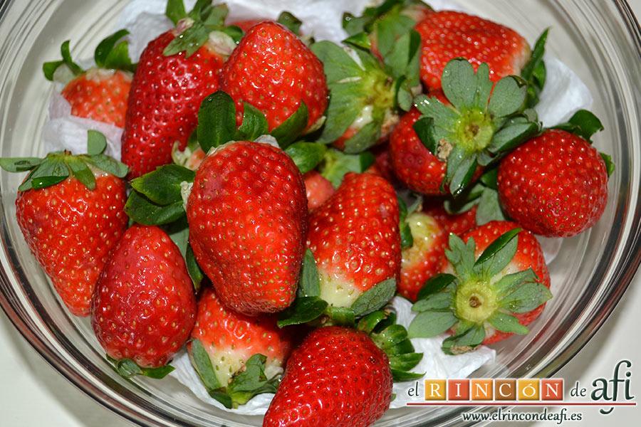 Tarta de fresones, lavar las fresas y escurrirlas