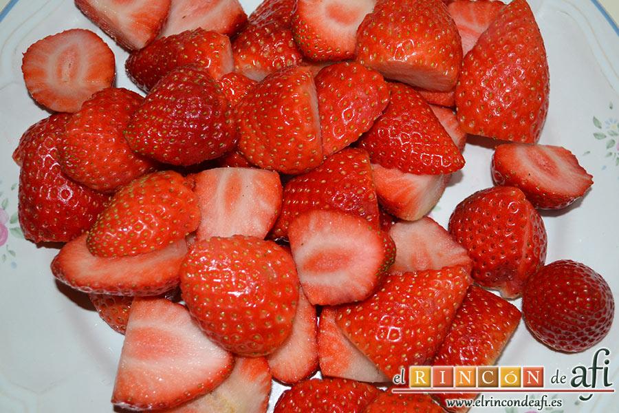Tarta de fresones, cortar las fresas por la mitad