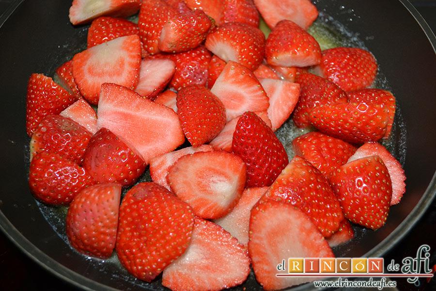Tarta de fresones, poner las fresas en la sartén con la mantequilla
