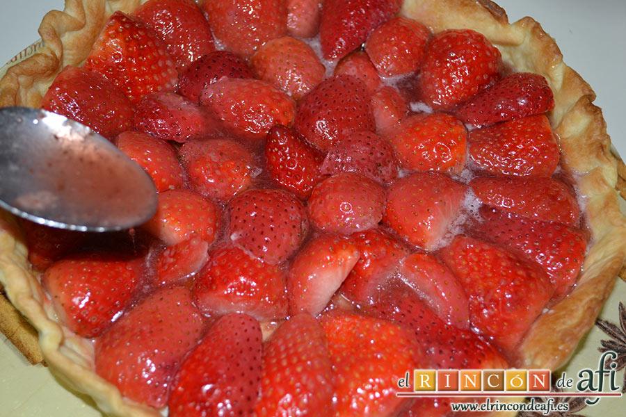 Tarta de fresones, pintar con el almíbar cuando esté templado y enfriar