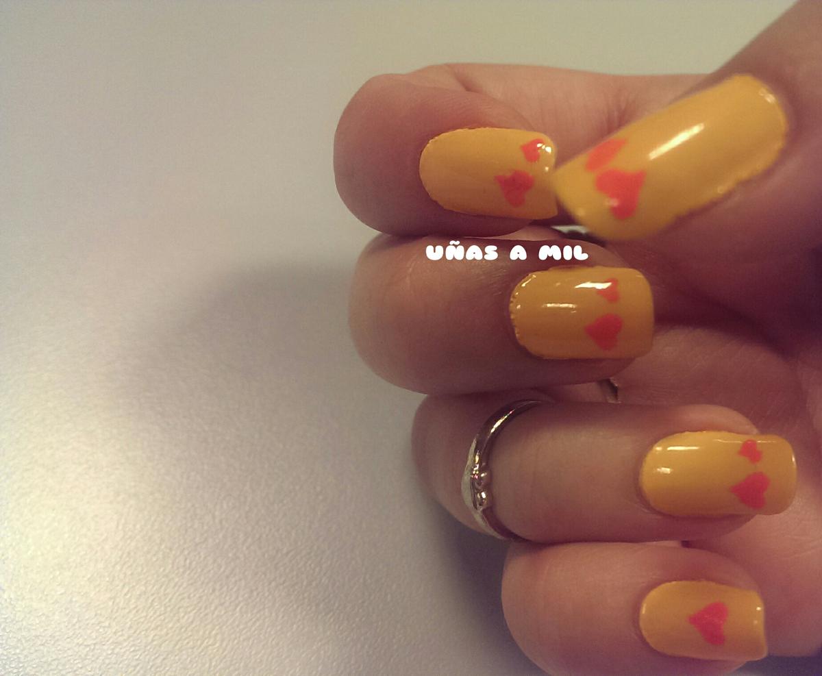 diseño_uñas_corazon_naranja