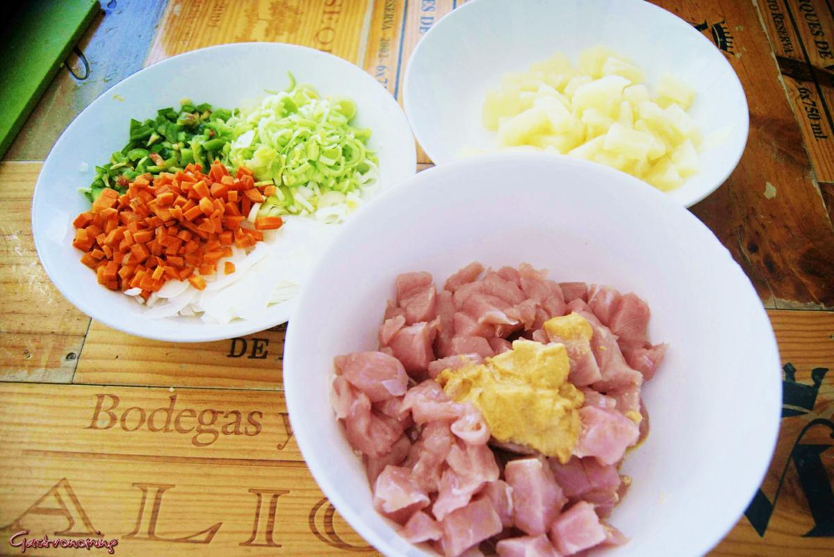 CREMOSO CON PAVO, FRUTAS Y CURRY