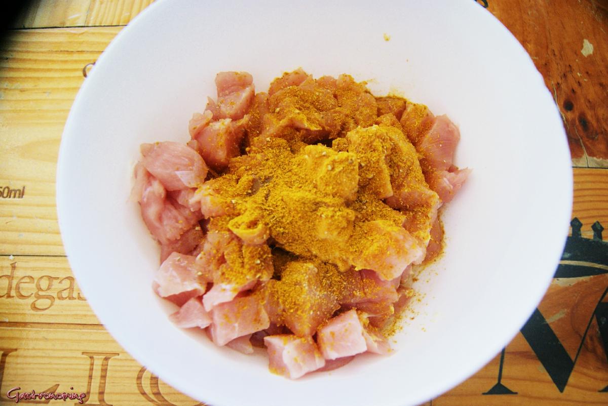 CREMOSO CON PAVO, FRUTAS Y CURRY