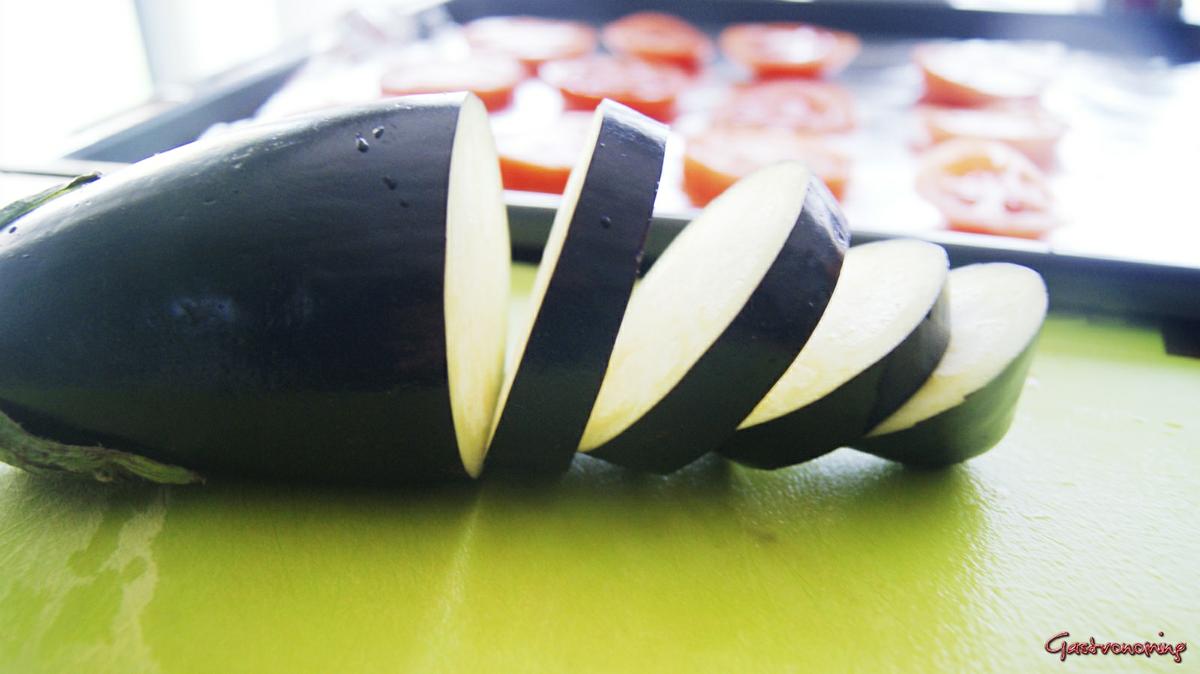 Milhojas de berenjena tomate y queso