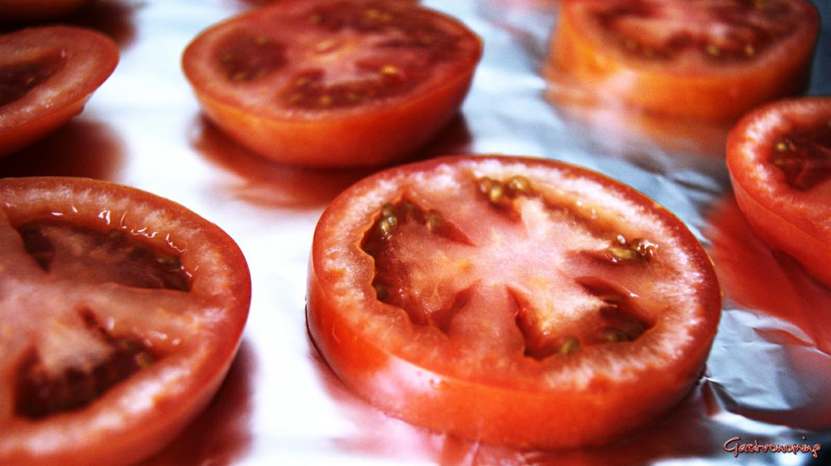 Milhojas de berenjena tomate y queso