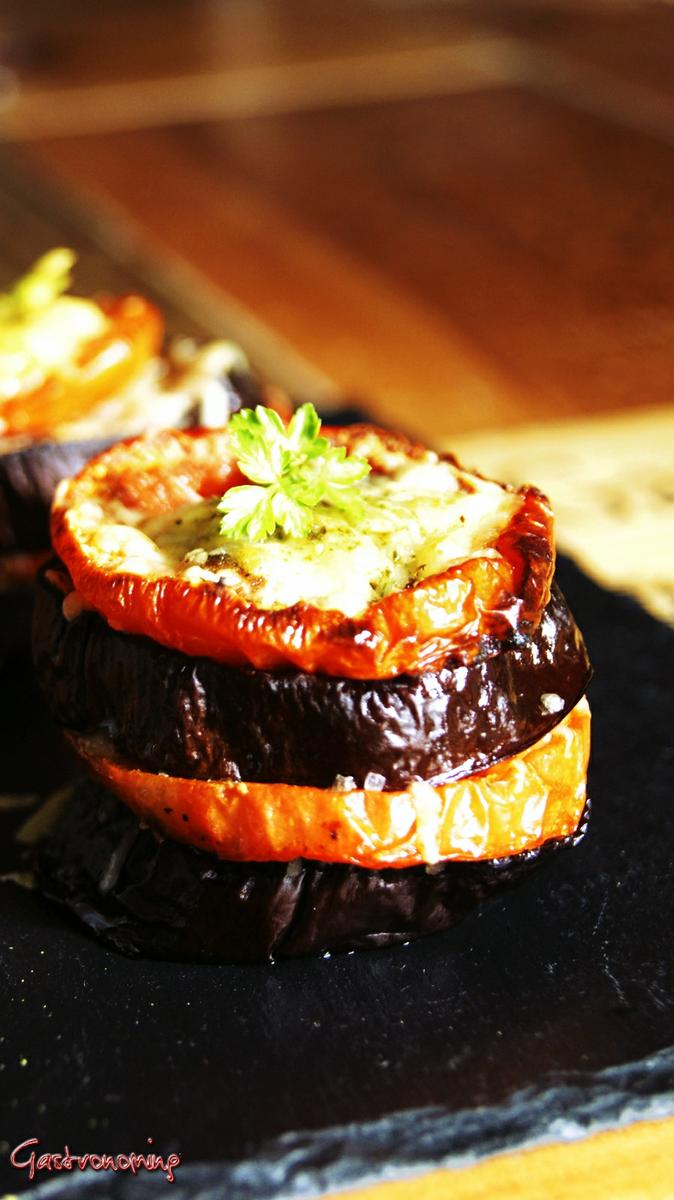 Milhojas de berenjena tomate y queso