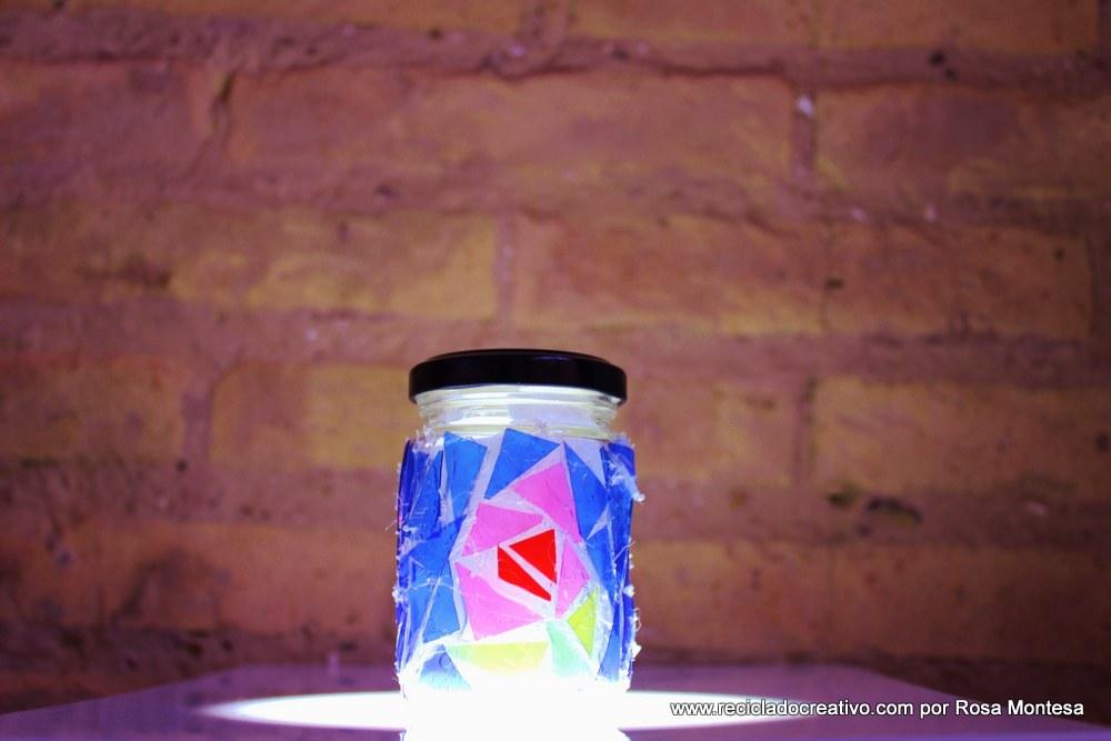 Trencadís reciclando botellas de plástico en un bote de cristal