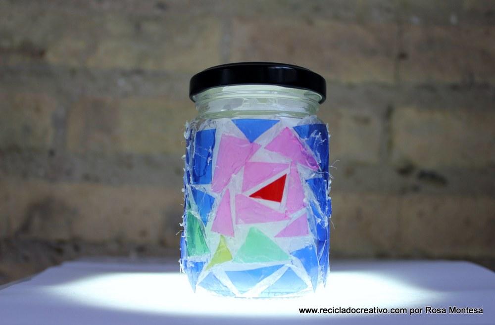 Trencadís reciclando botellas de plástico en un bote de cristal