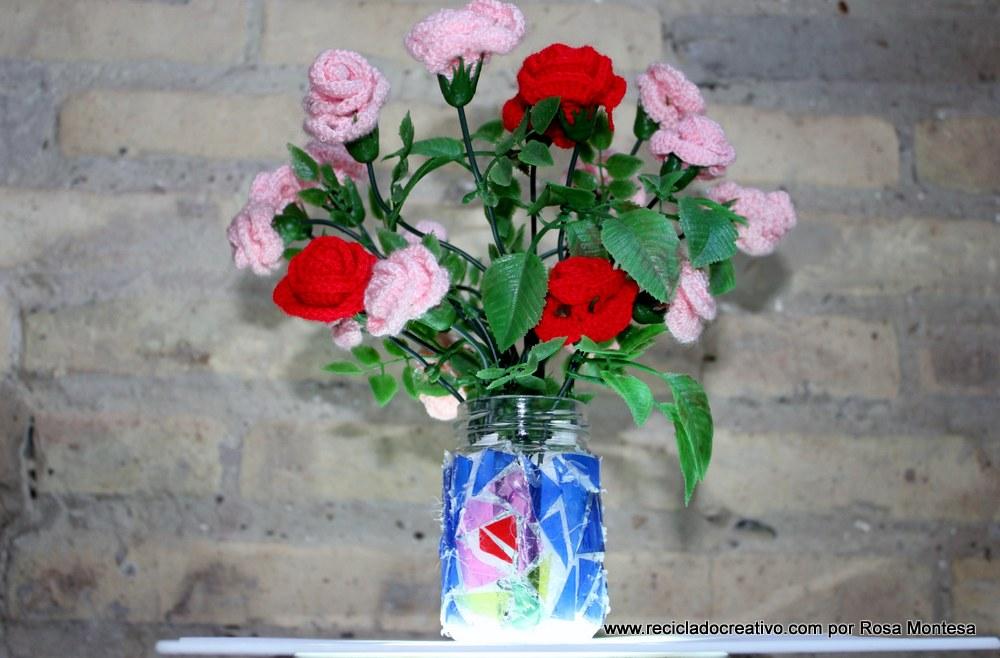 Trencadís reciclando botellas de plástico en un bote de cristal