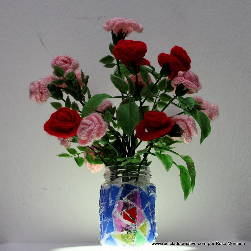 Trencadís reciclando botellas de plástico en un bote de cristal