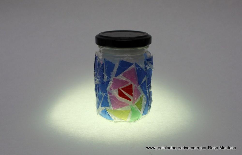 Trencadís reciclando botellas de plástico en un bote de cristal