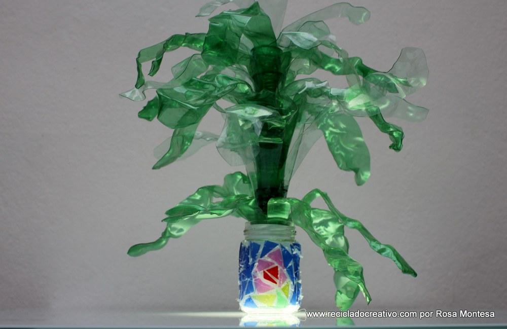 Trencadís reciclando botellas de plástico en un bote de cristal